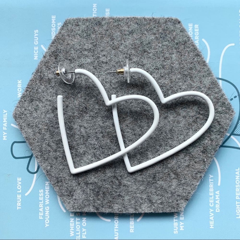 BaubleBar Heart Earrings. 🤍